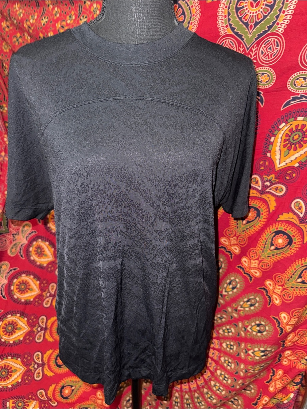 LULULEMON JACQUARD BLACK SHORT SLEEVE SHIRT💜